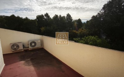 Spacious bungalow with a communal swimming pool and tennis court next to the golf club.